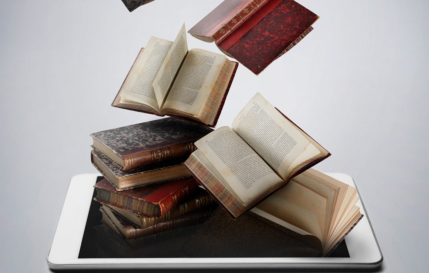 Bücher - Kataloge die aus einem Tablet fliegen